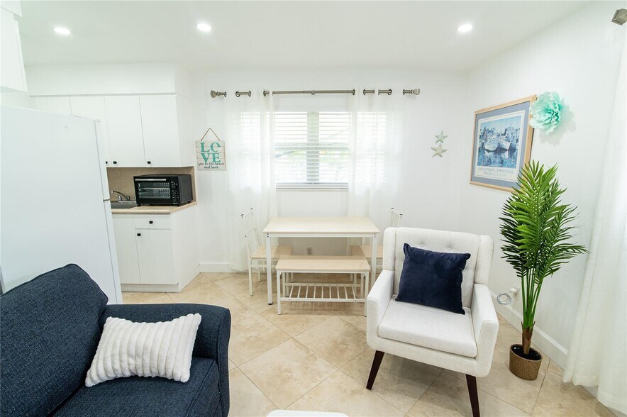 Building Photo - 3230 NE 13th St