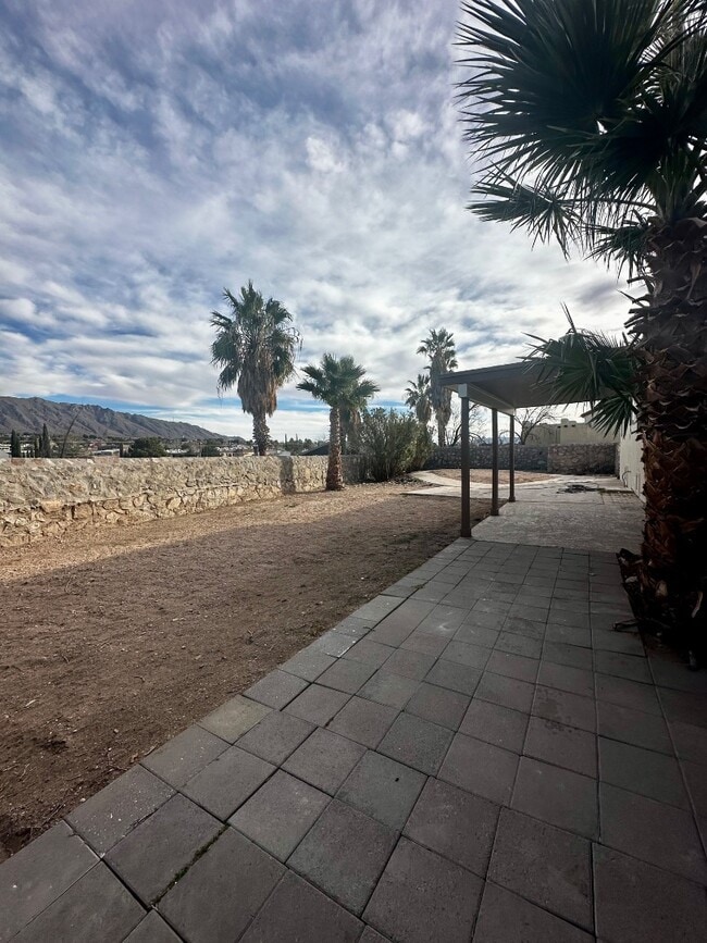 Building Photo - 704 Espolon Dr