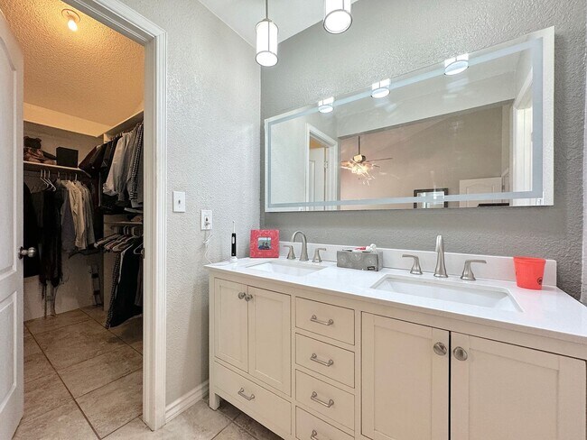 Building Photo - 6851 Amposta Dr