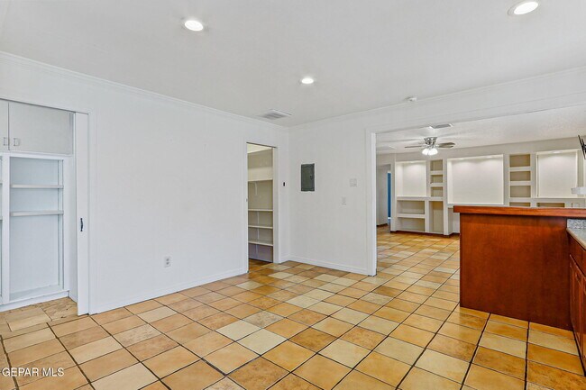 Building Photo - 4640 Ambassador Dr