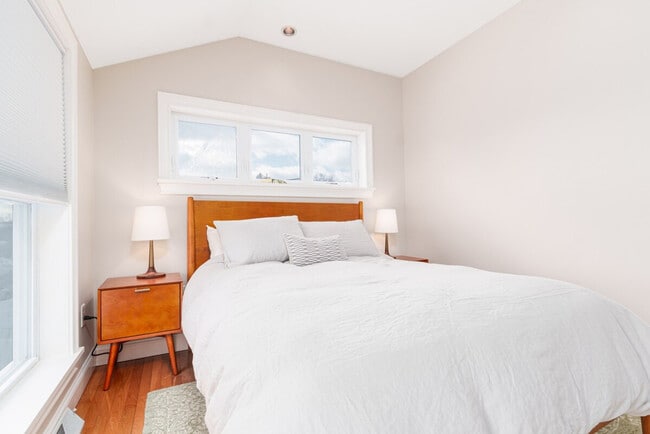 Building Photo - 99 W Circular St