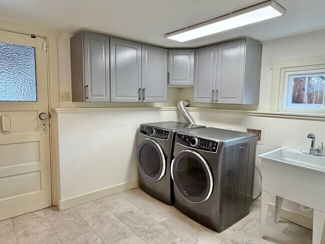 Building Photo - Charming Phinney Ridge Retreat - Spacious 3 Bedroom Home w/Fenced Yard & Garage! AVAILABLE NOW!