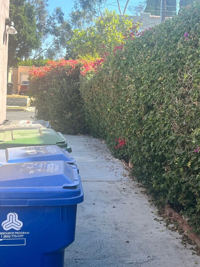 Building Photo - 2500 S Bronson Ave