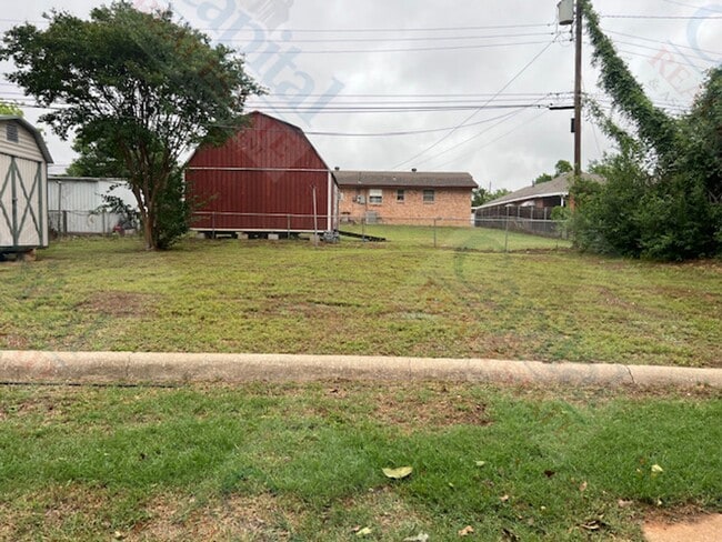 Building Photo - Spacious 3 Bedroom