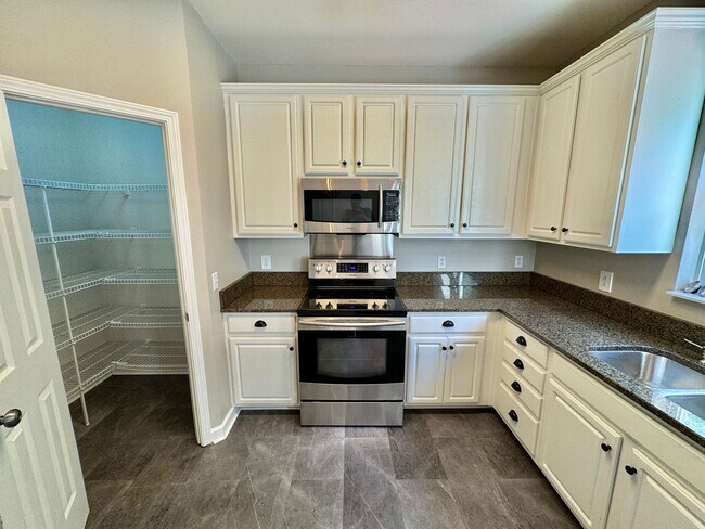 Building Photo - 3 Bed, 2 Offices, 2.5 Bath w/ 2 Car Garage in McKays Mill