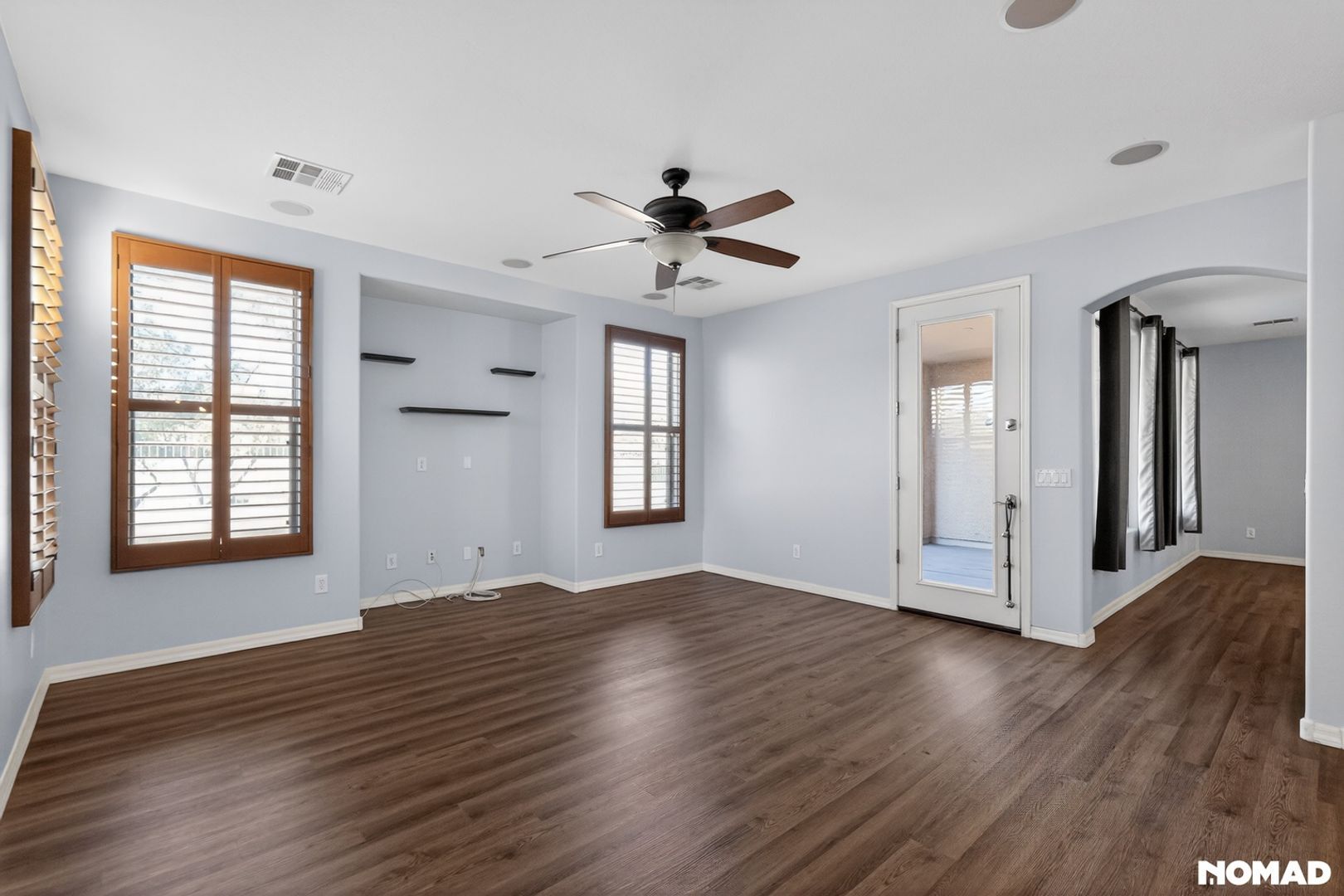 Building Photo - 2140 W Desert Ln