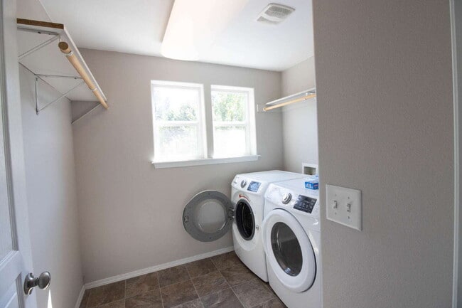 Building Photo - A BEND HOME FOR PEOPLE AND PETS!