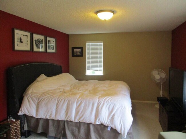 Building Photo - 3 Bedroom, 2.5 bathroom split level home in University Place
