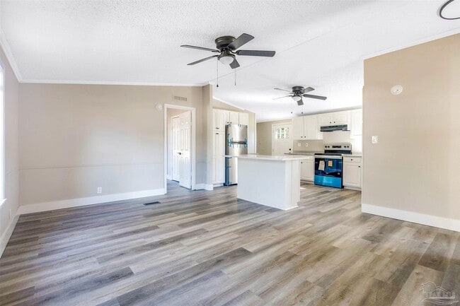 Building Photo - 211 Evergreen Dr