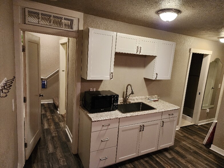 Building Photo - 1619 W Providence Ave