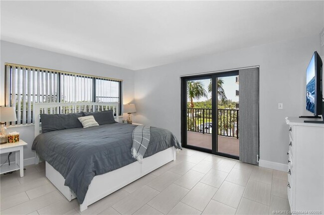 Building Photo - 10044 S Ocean Dr