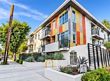 Building Photo - 2000 Beachwood Dr