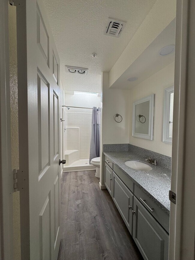 Building Photo - Stunning Remodeled 3-Bed Condo with River ...