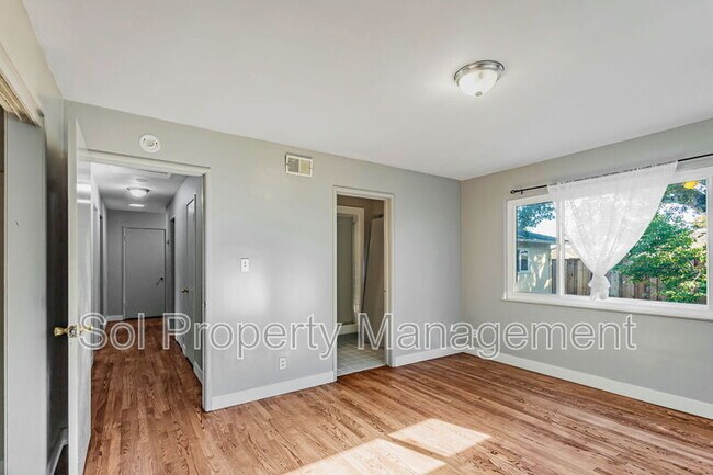 Building Photo - 1401 Laurent St