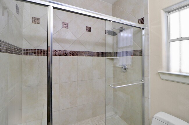 Building Photo - 3045 Clinton Dr