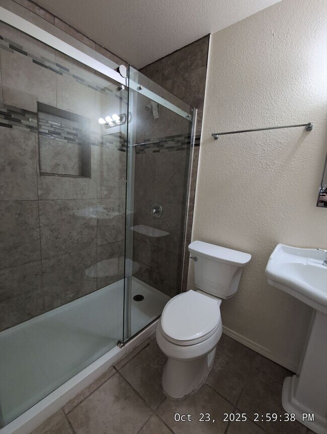 Building Photo - Welcome to your new cozy, immaculate and spacious home!