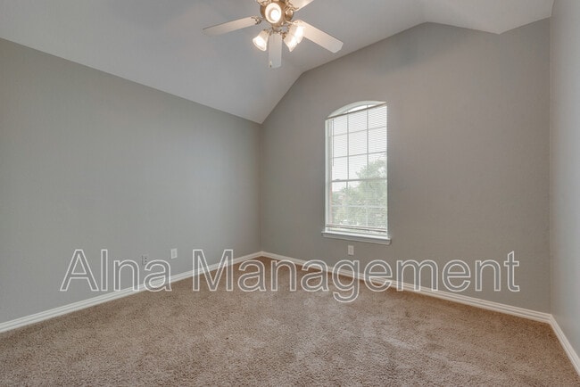 Building Photo - 2640 Lake Ridge Dr