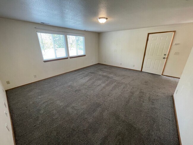 Building Photo - Beautiful 2 Bedroom 1 Bath Apartment- Close to BSU