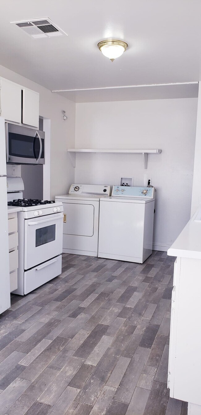 Building Photo - 328 Duchess Ave
