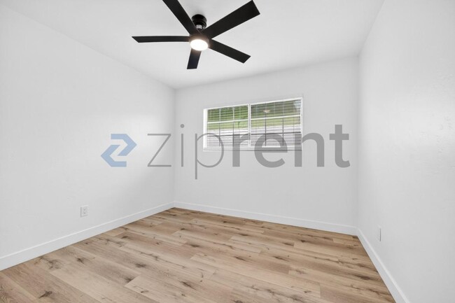 Building Photo - 415 E 26th St