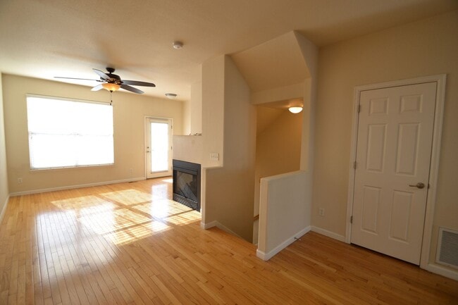 Building Photo - Downtown Townhome 2 Beds 3 Bath with AC