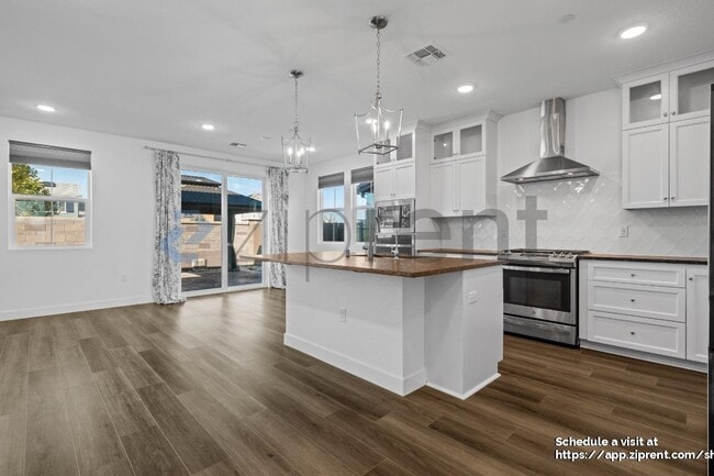 Building Photo - 15961 Mavericks Ln