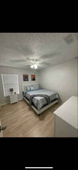 Building Photo - 413 Woodlark Dr