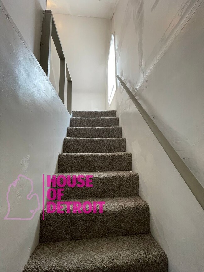Building Photo - Summer Special~ 3 BEDROOM 1 BATH FREE PRE-...