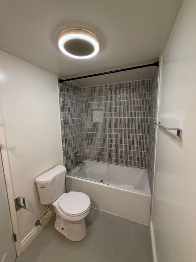 Building Photo - Beautiful 3 Bedroom Home in Avocado Heights