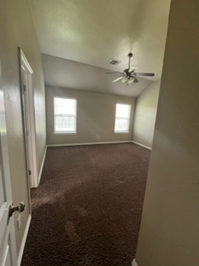 Building Photo - Convenient Location with easy access to So...