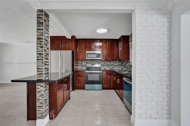 Building Photo - 924 N 30th Rd
