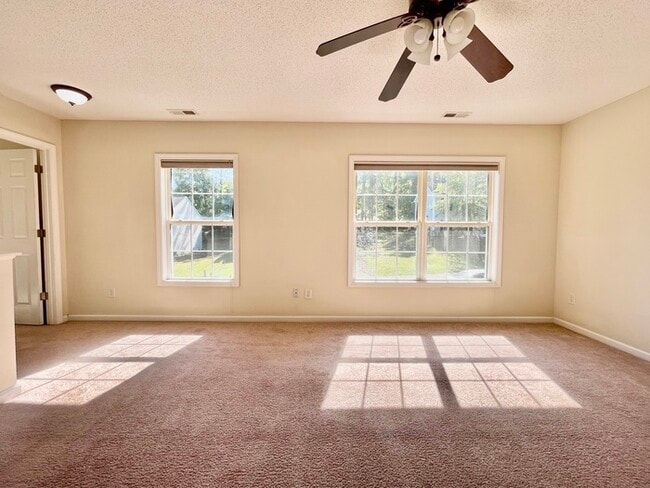 Building Photo - 806 Northwood Hills Ave