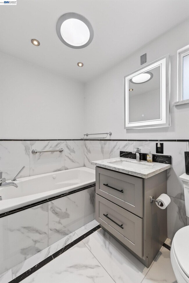 Building Photo - 1450 Kolln St