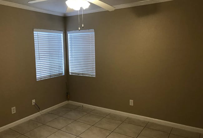 Building Photo - 2-bedroom Detached House w/ Gated Driveway!