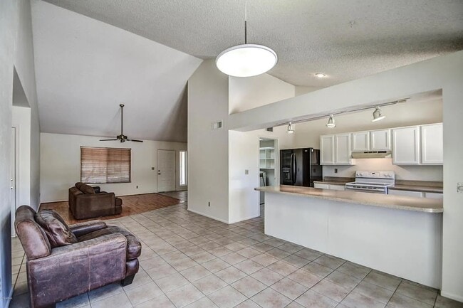 Building Photo - 1549 E Drake Dr