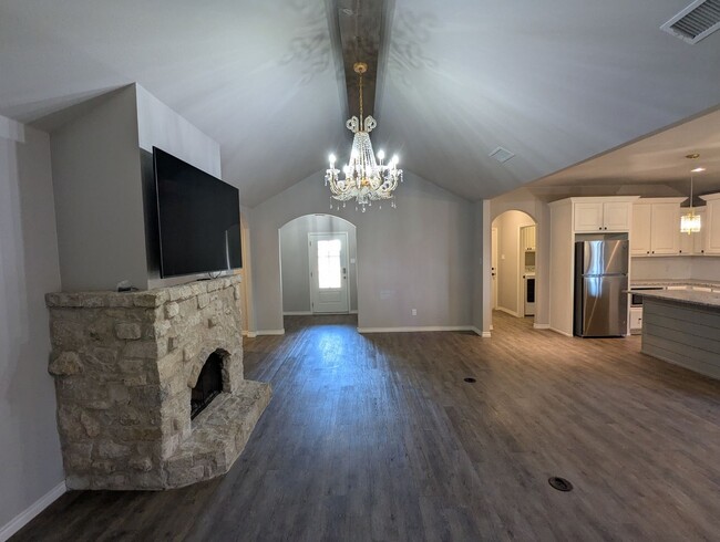 Building Photo - 3/2/2 Stunning Foxridge Home