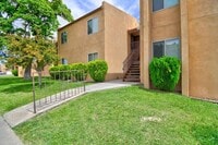 Building Photo - 931 Country Club Dr SE