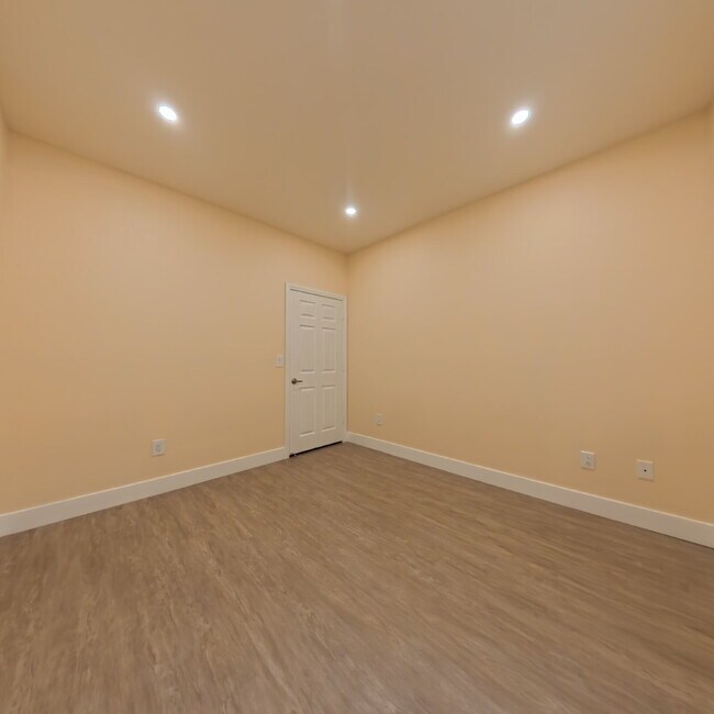 Building Photo - 8000 W Badura Ave
