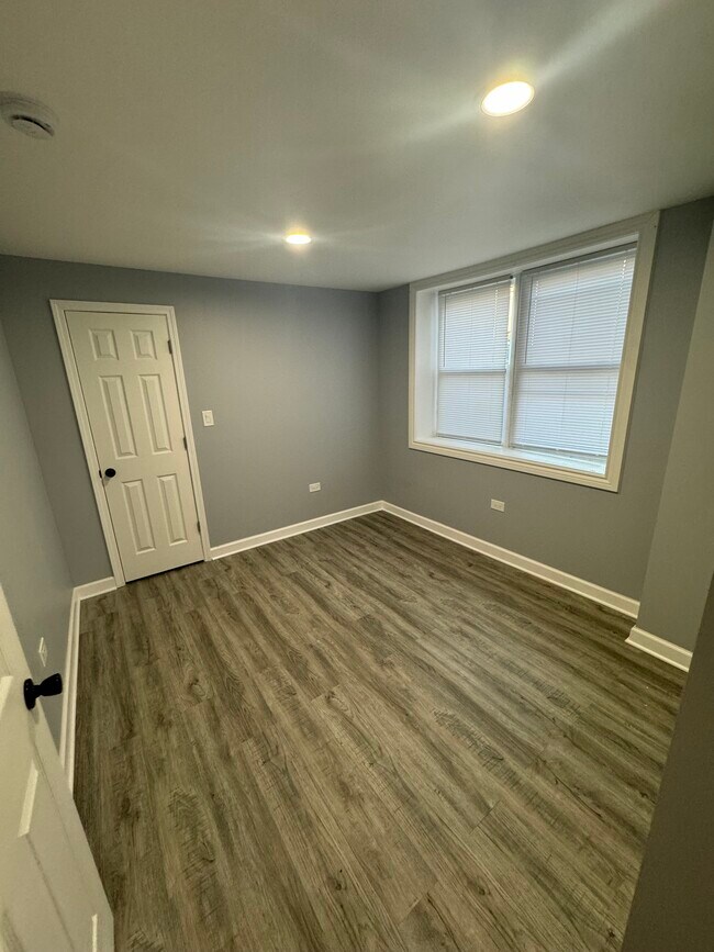 Room 2 - 4330 W Lexington St