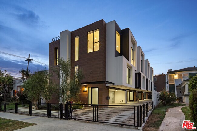 Building Photo - 807 N Detroit St