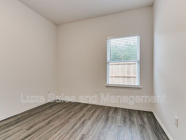 Building Photo - 8012 NW 110th Dr