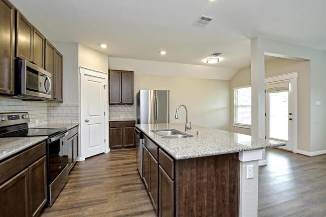 Building Photo - 201 Pearland St