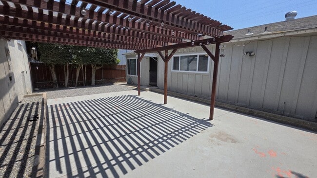 Building Photo - 2039 Thomas Ave