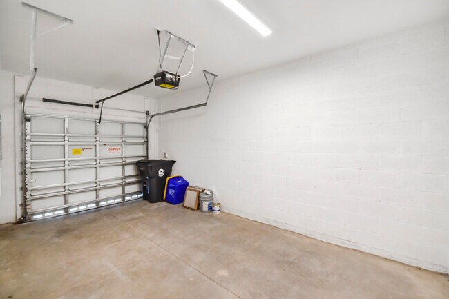 Building Photo - 4519 Hollister Ave