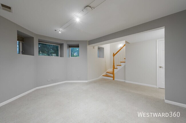 Building Photo - 1017 W Dakin St