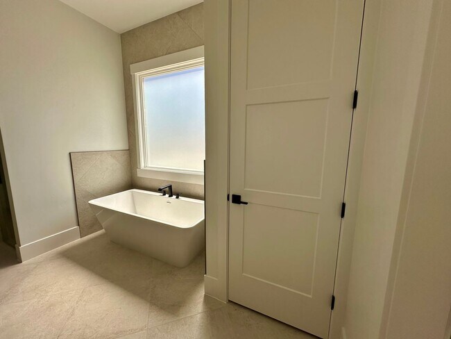 Building Photo - Stunning 5 Bedroom Home with Premium Upgrades Throughout