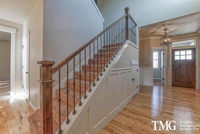 Building Photo - Stylish Beaverton Home with Built-ins, Open Layout & Private Backyard