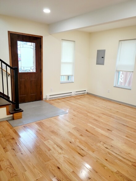 Entrance/living room area - 6735 Henry Rd