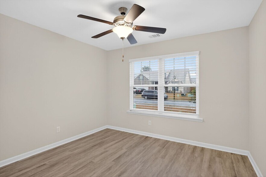 Building Photo - 245 Cromer St