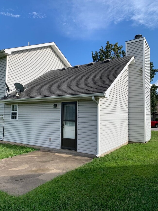 Building Photo - Beautiful 3 bedroom, 2 bathroom home with ...